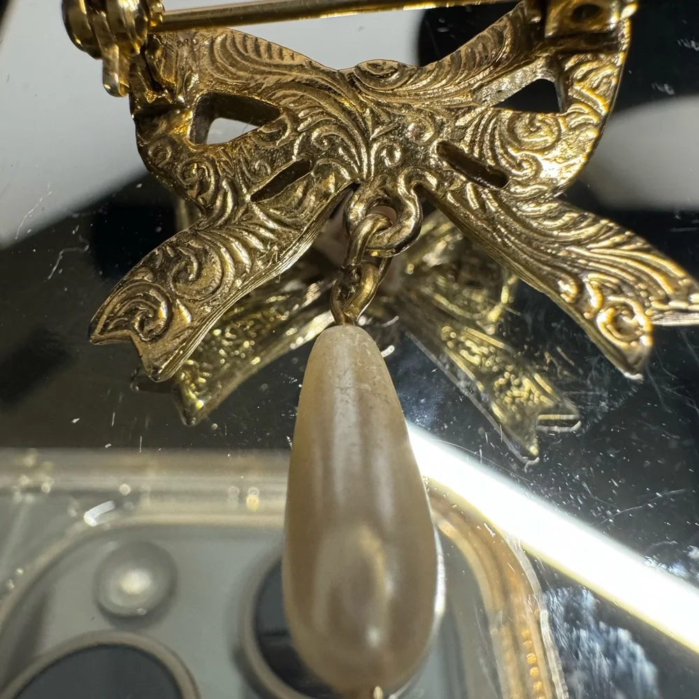 pendant, gold tone ribbon with Rosebud dangling faux pearl 1”